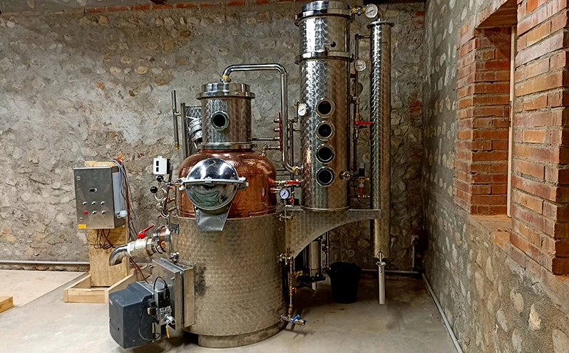 Machine entreposée de la Distillerie Nitos