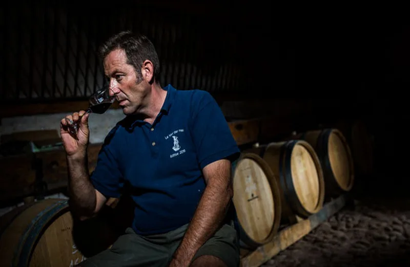 Dégustation d'un verre de vin du Domaine De Besombes