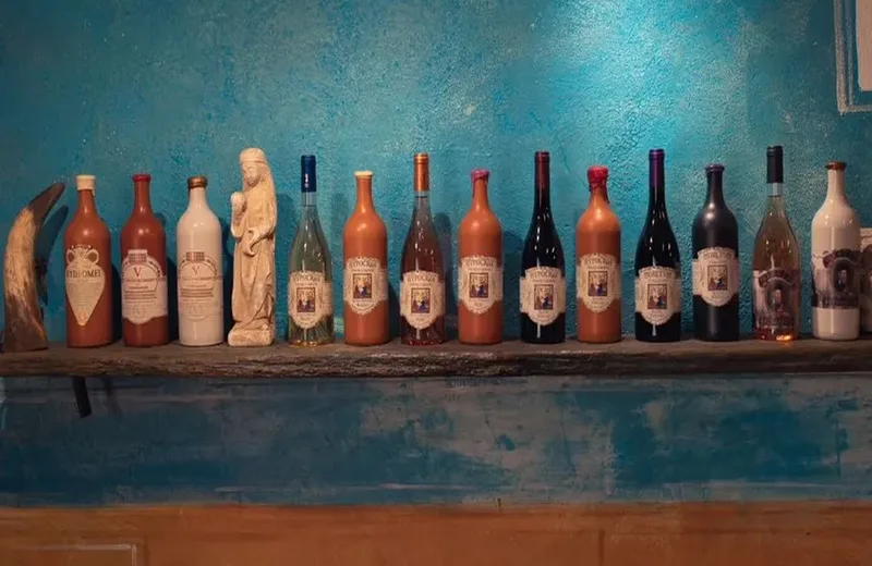 Étagère de bouteilles du Domaine du Cardona