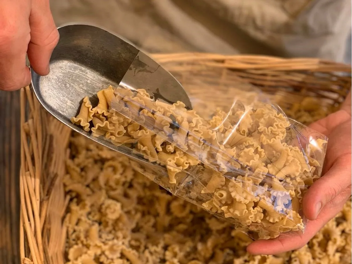 Remplissage d'un sachet plastique transparent de pâtes produit par Les Maîtres De Mon Moulin